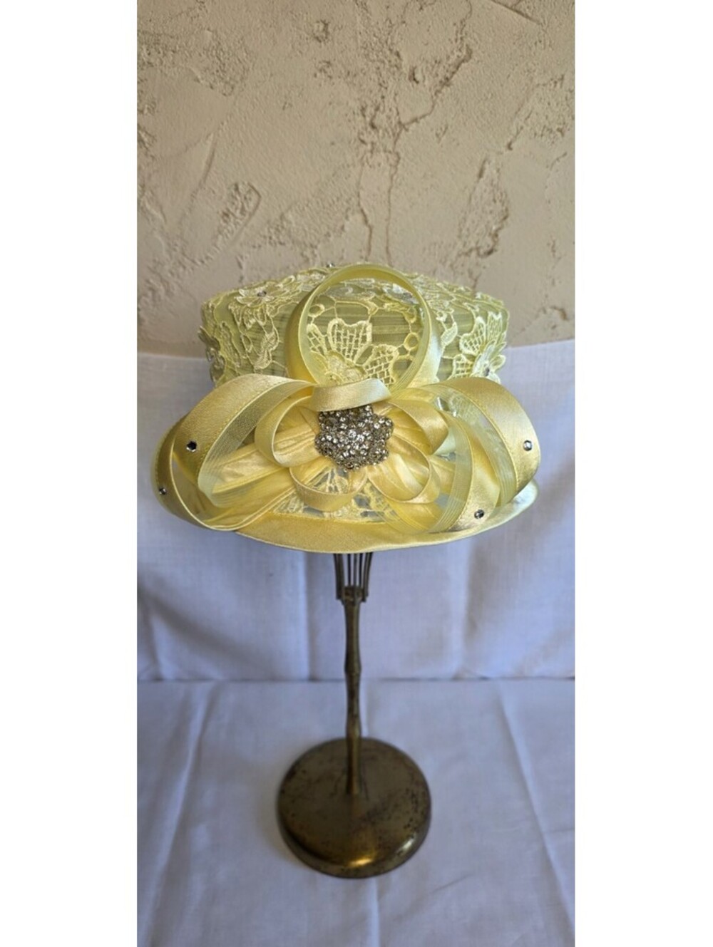 Mr. Hi's Classic Hat Cloche Womens Satin Yellow Lace Sequin Derby Party Church